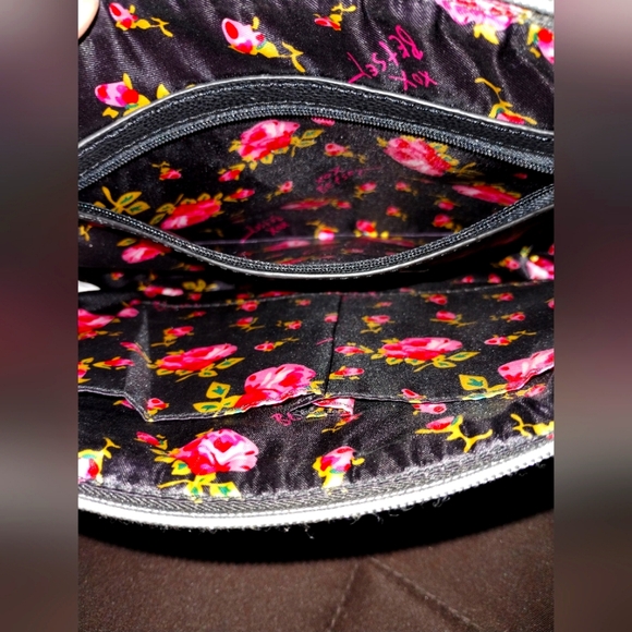 Betsey Johnson Tan Zig Zag Quilted Wristlet / Clutch / Cosmetics bag **New** - Picture 5 of 6